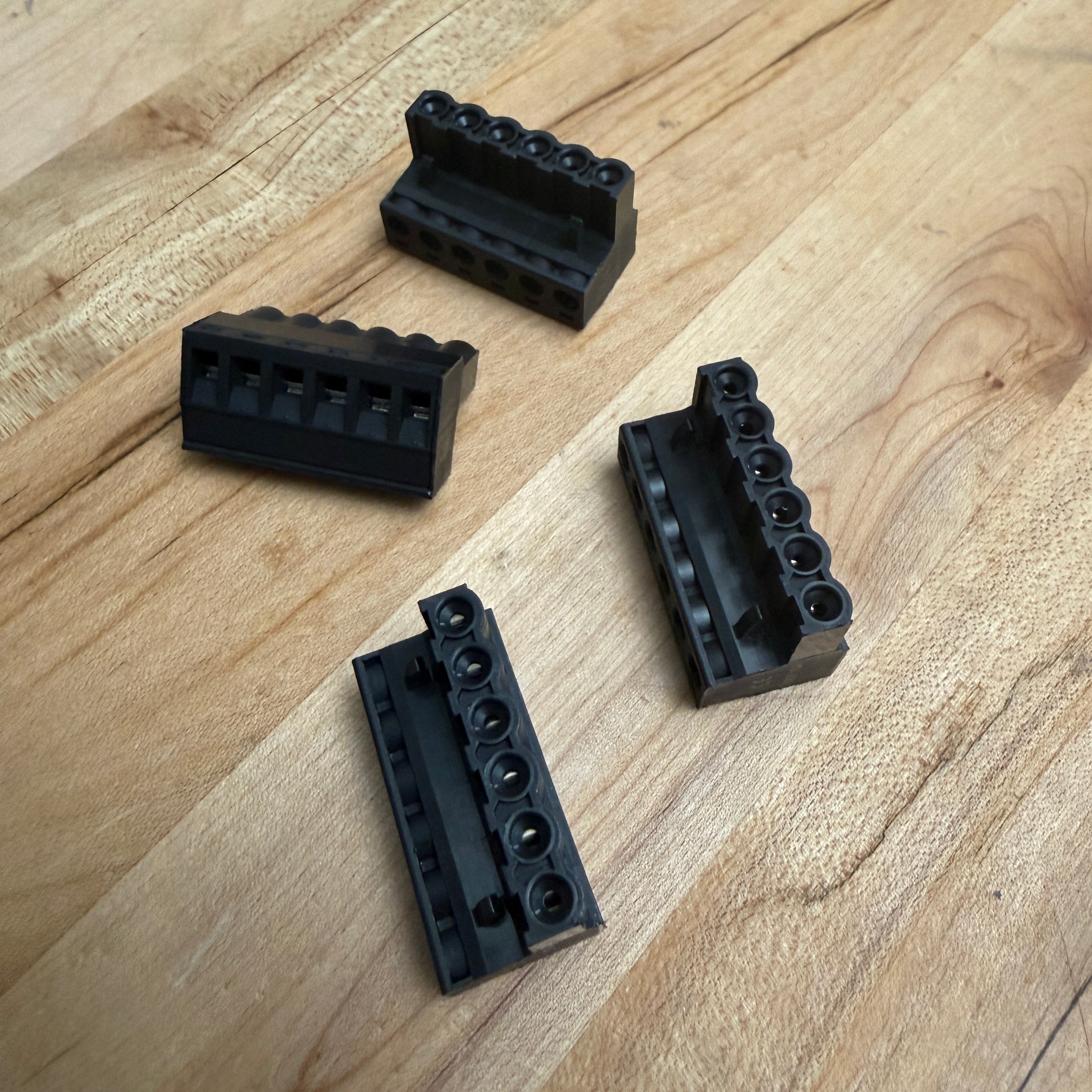 Phoenix Speaker Terminals in Black for AC650